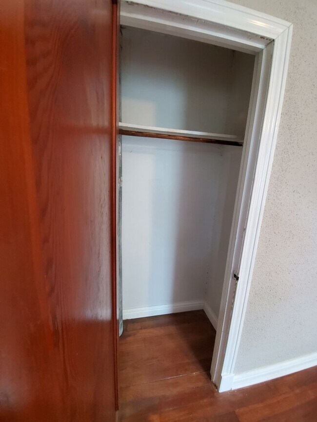 Building Photo - 4 Bedroom 1 Bath Home