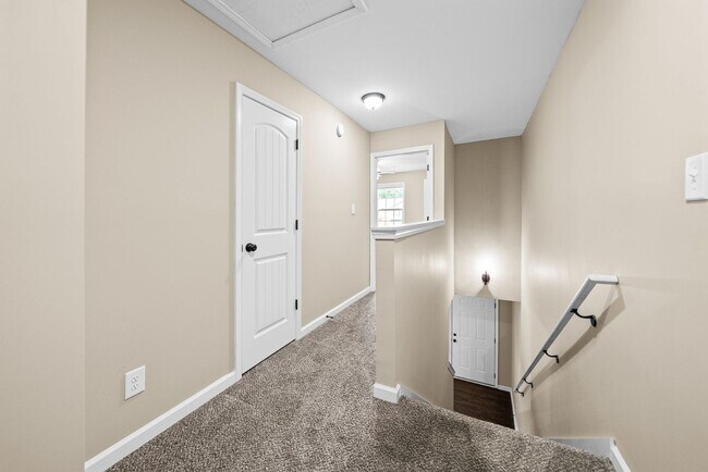 Building Photo - 148 Center Pointe Dr