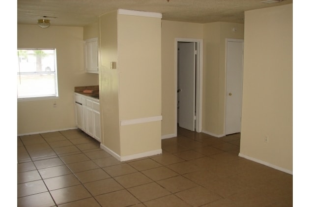 Building Photo - Spanish Oaks Apartments