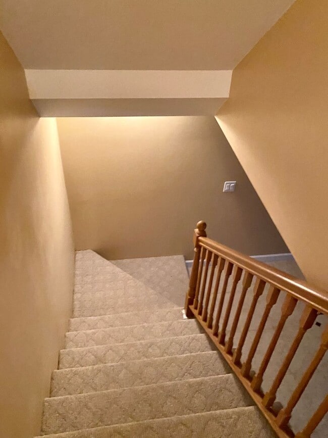 Building Photo - Magnificent 4 Bed / 4.5 Bath Elmhurst Home...