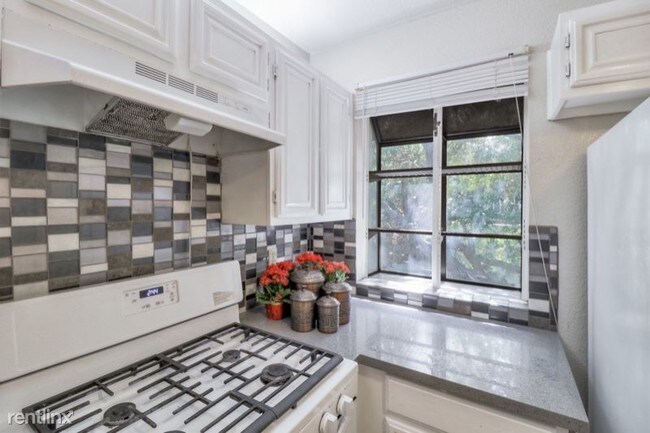 Building Photo - 37000 Meadowbrook Common