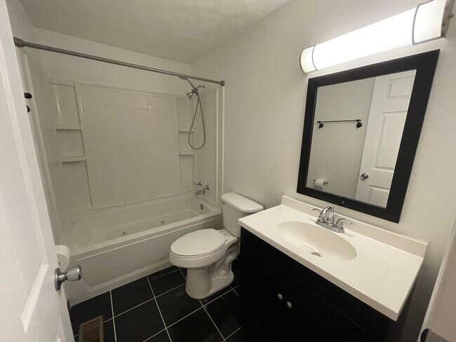 Building Photo - 2133 Chapel Dr