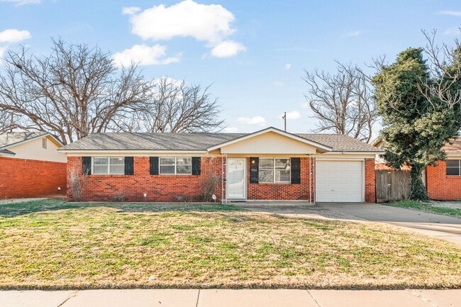 Building Photo - 3 Bedroom, 2 Bath, & 1 Car Garage in Quiet...