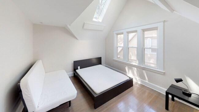 Building Photo - Beautiful Two Bedroom Apartment For Rent