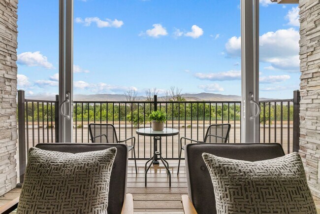 Building Photo - 2213 S Federal Way