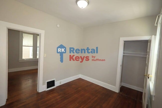 Building Photo - Two Bedroom House