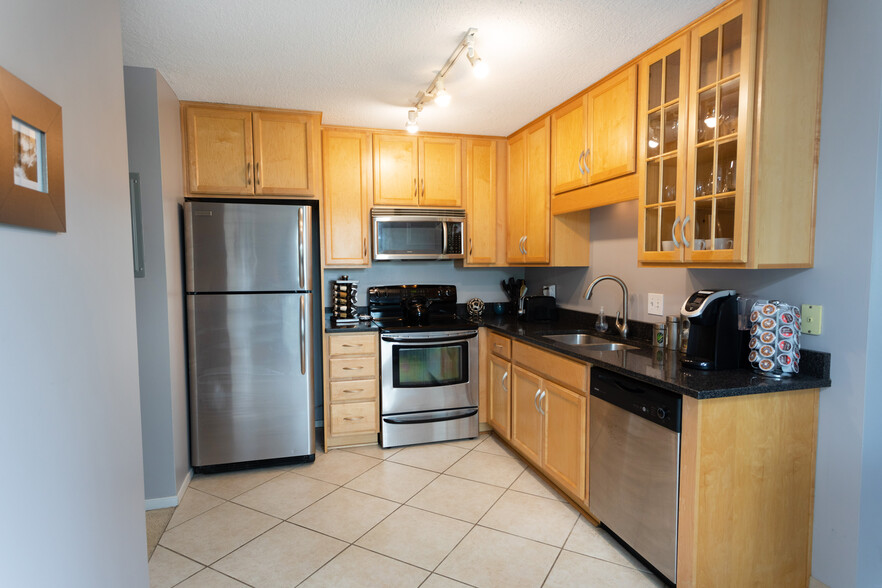 Building Photo - 5136 Hiawatha Ave