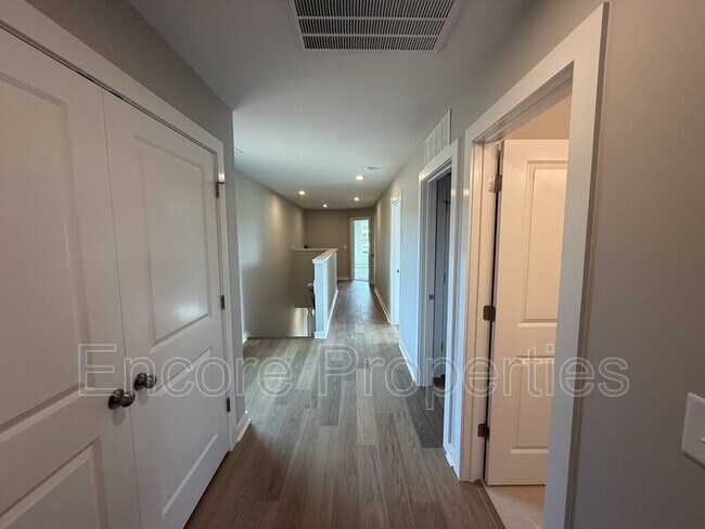 Building Photo - 67 Wandering Wy