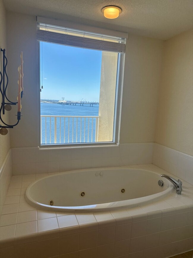 Building Photo - Very spacious 4 bd 3 bath Penthouse on the...