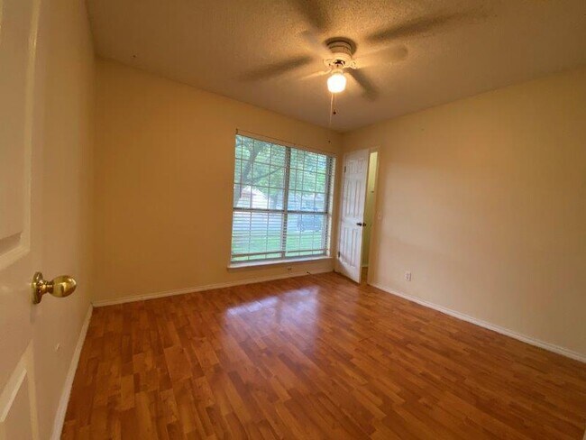 Building Photo - 1903 Balsam Way