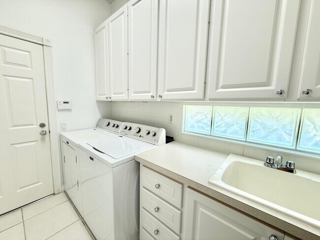 Building Photo - 8311 Dominica Pl