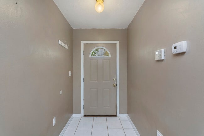 Building Photo - 14 Flora Cove