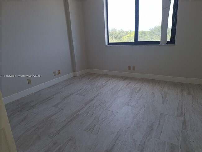Building Photo - 901 Hillcrest Dr