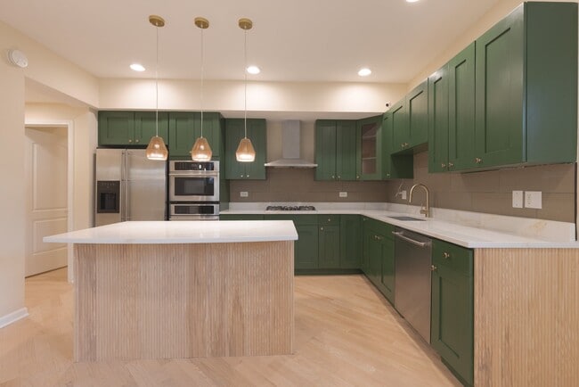 Building Photo - 4458 S Greenwood Ave