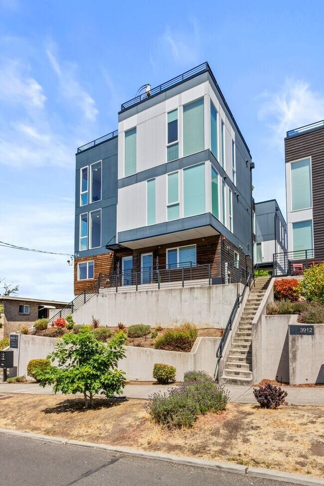 Building Photo - Stunning Columbia City Townhome w/ Views and Air Conditioning