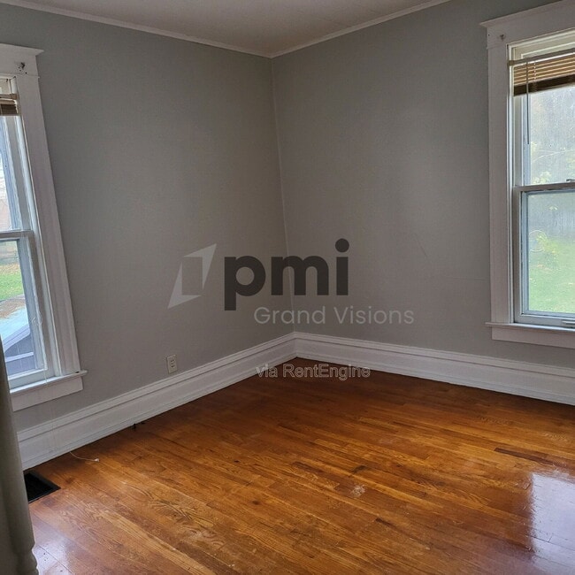 Building Photo - 852 W Waggoner St