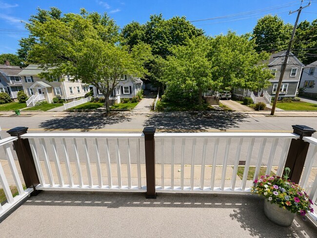 Building Photo - 576 Lagrange St