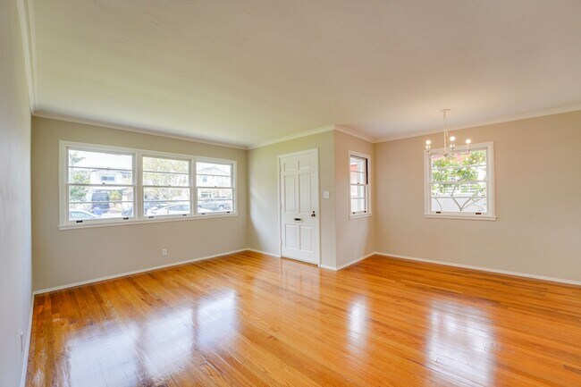 Building Photo - Cute-as-a-Button Coronado "Palmer" Home in a Fabulous School-Side Location – Coronado Village