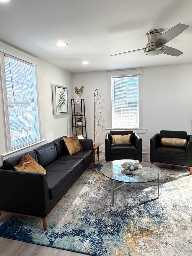 Building Photo - Furnished 2 bed 1 Bath Home