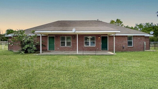 Building Photo - 9939 Risky's Ranch Dr