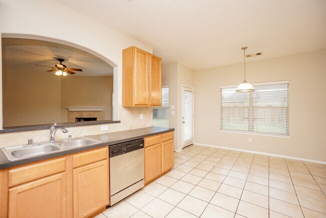 Building Photo - 1323 Colonial Manor Dr