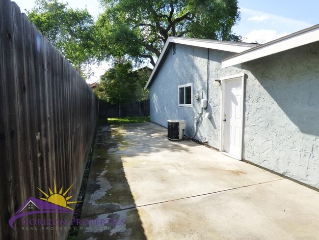 Building Photo - 7928 Garry Oak Dr