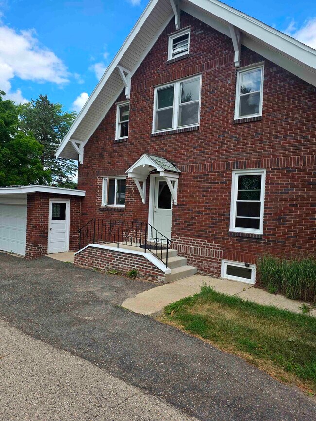 Building Photo - 506 Springdale St