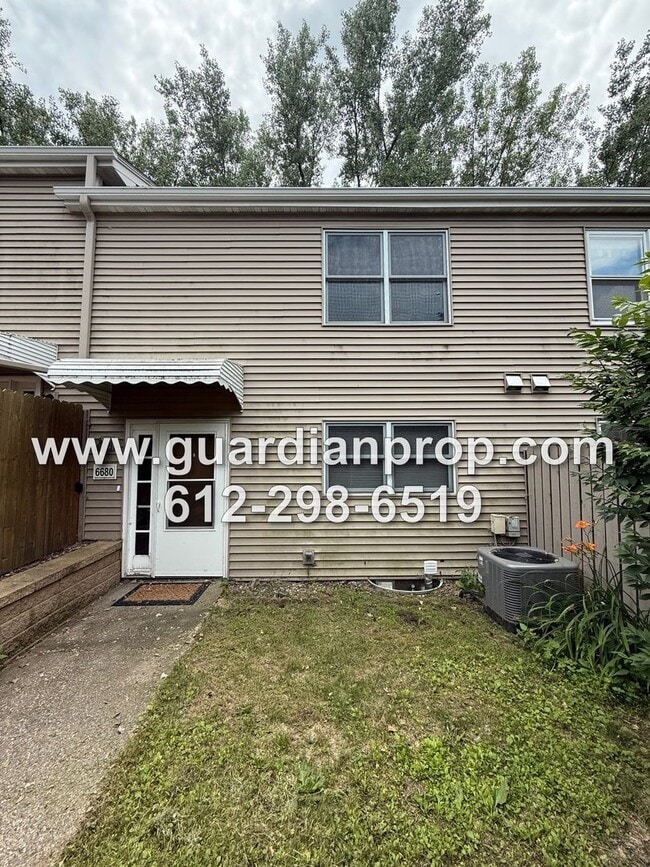 Building Photo - Townhouse Overlooking Pond Available Now, ...