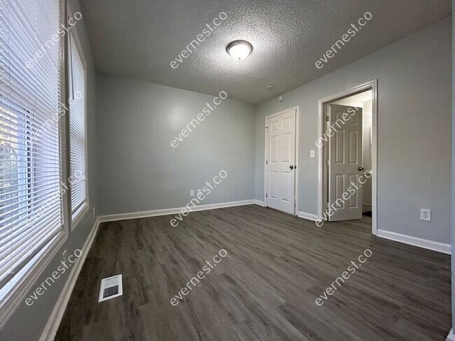 Building Photo - Charming 3-Bedroom, 2-Bathroom Home / Pet-...