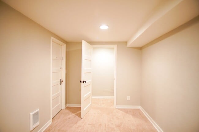 Building Photo - Look and Lease Special! Adorable & Cozy NW 1 Bdr w/Fireplace + Hardwoods!