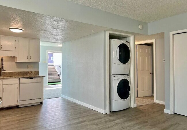 Building Photo - Beautiful 2-Bedroom Gem with Spacious Layo...