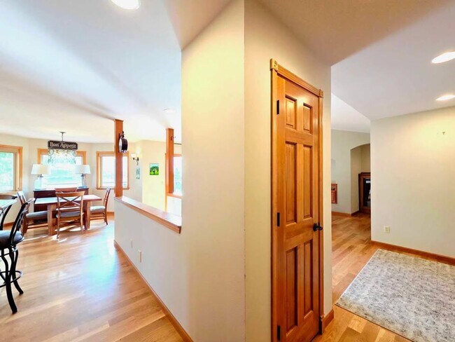 Building Photo - Gorgeous 4 Bed, 3 Bath Home w/ STUNNING RIVER FRONT VIEWS!!