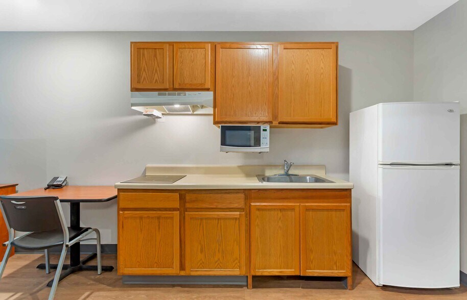 Building Photo - Furnished Studio-Fort Myers - Northeast