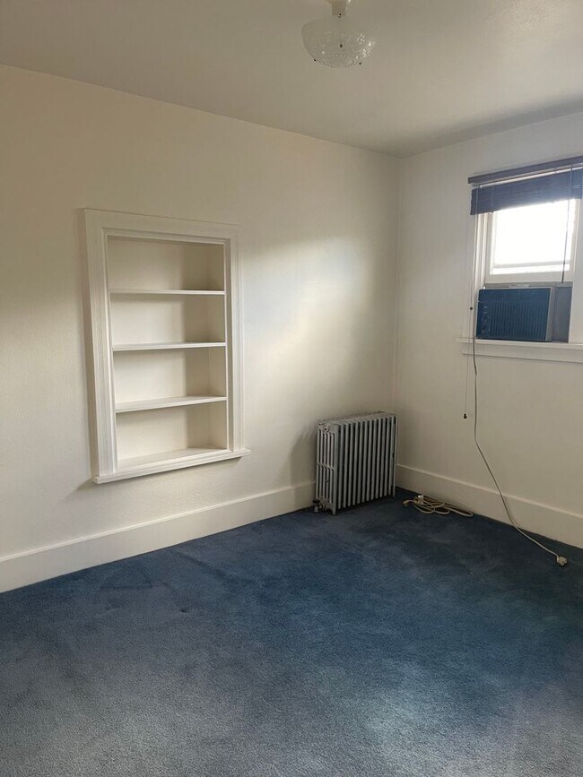 Building Photo - 1 Bedroom Apartment Near Downtown