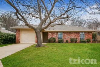 Building Photo - 8620 Santa Clara Dr