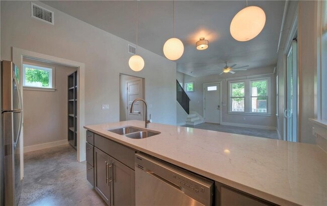 Building Photo - 1006 E 8th St