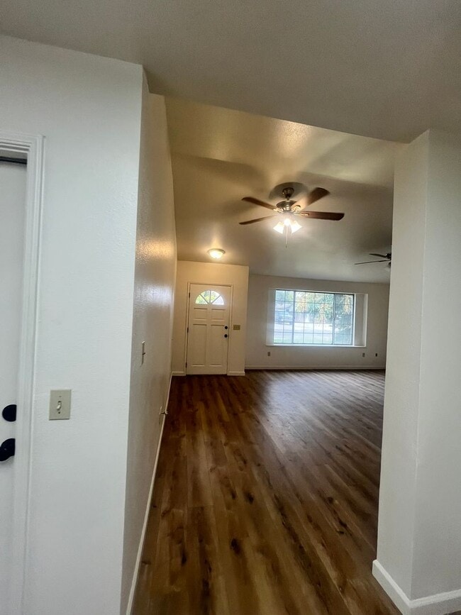 Building Photo - 2405 W Buena Vista Ave