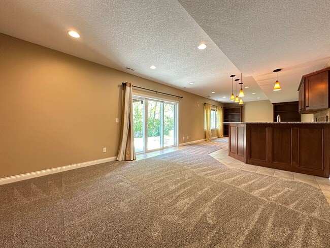 Building Photo - Astonishing 5 bedroom 3.5 Bath Home