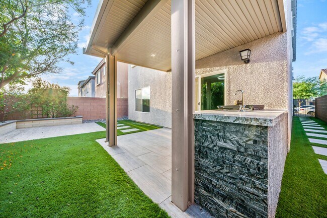 Building Photo - Modern upgrades, Tesla solar, and versatil...