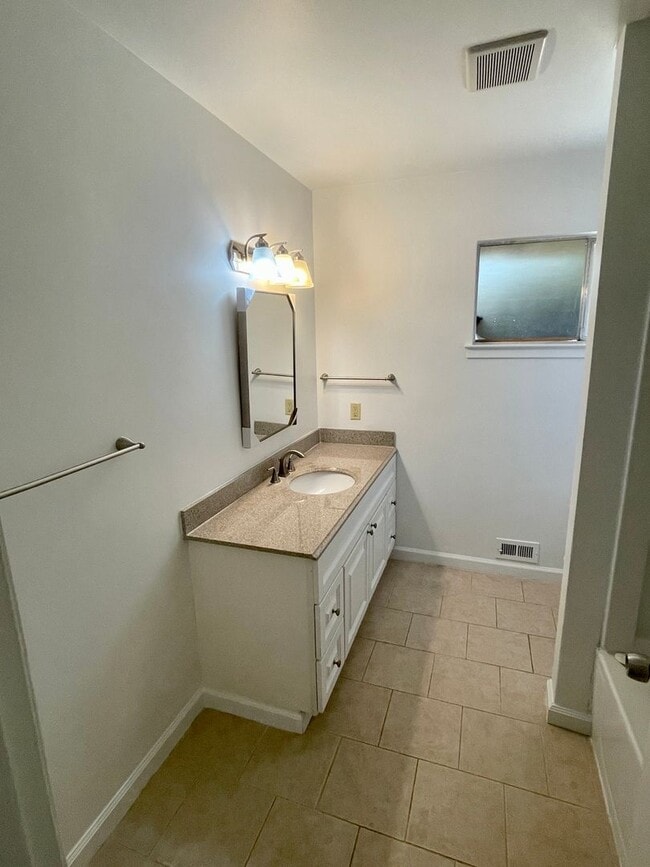 Building Photo - Gorgeous 3 bed 2 bath! (Please read entire ad before showing)