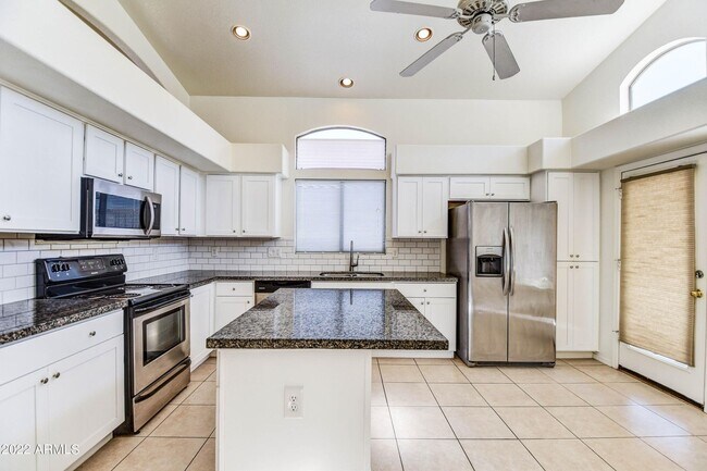 Building Photo - 753 E Saddle Dr