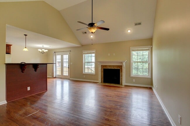 Building Photo - Sweet 3 bed 2 bath clost to post and I-24.