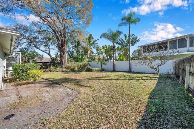 Building Photo - 8789 Maplewood Rd