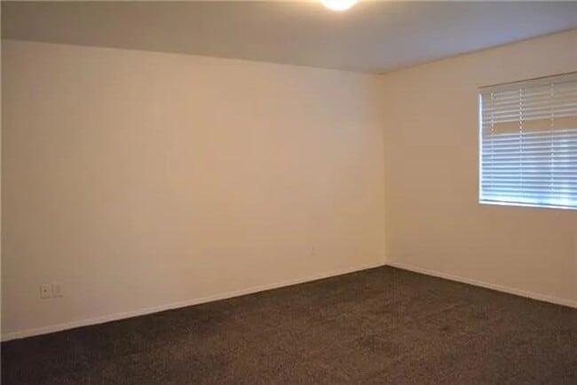 Building Photo - 3 Bedroom 2 bath home!