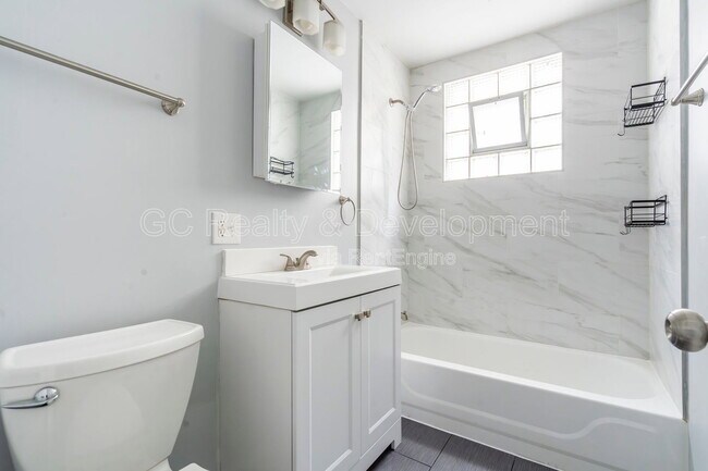 Building Photo - 2928 N Ridgeway Ave