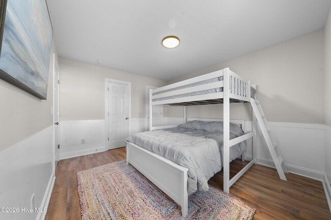 Building Photo - 720 Queen St