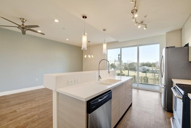 Building Photo - 604 N Bluff Dr