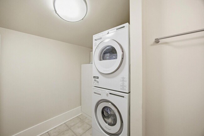 Building Photo - 261 S Limestone