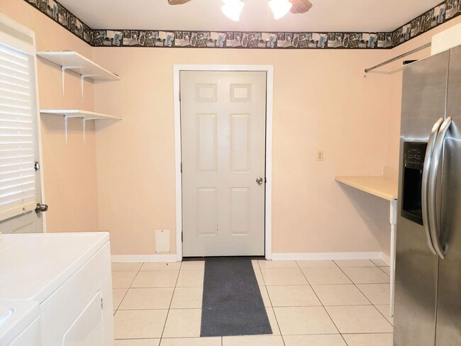 Building Photo - Spacious Corner Property!