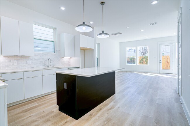 Building Photo - 5402 Margarita St